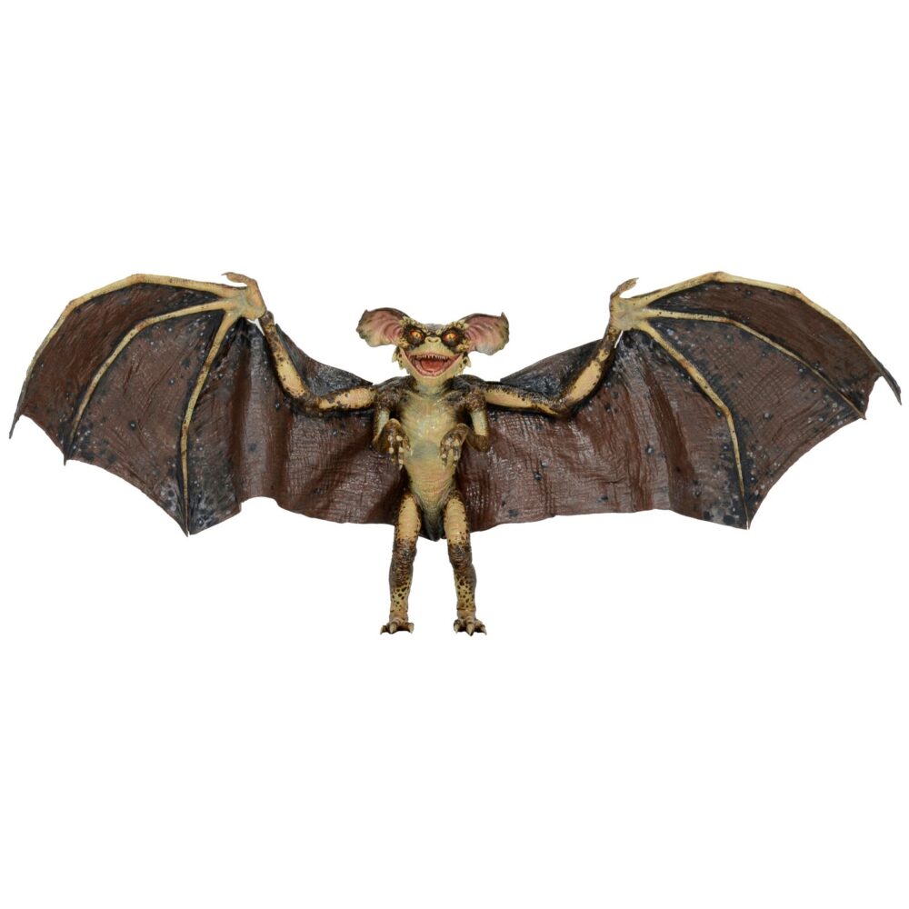 Bat gremlin deluxe gremlins 2: the new batch. Neca presenta de nuevo la figura deluxe del bat gremlin que aparece en la película "gremlins 2: the new batch" ("gremlins 2: la nueva generación" en españa). La criatura cuenta con una envergadura de casi 46 cm y mide aproximadamente 15 cm de alto. Tiene orejas, mandíbula y alas completamente articuladas para recrear diferentes poses. Incluye soporte de exhibición. Se presenta en una caja con ventana de lujo.