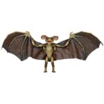 BAT GREMLIN DELUXE GREMLINS 2: THE NEW BATCH. Neca presenta de nuevo la figura deluxe del Bat Gremlin que aparece en la película "Gremlins 2: The New Batch" ("Gremlins 2: La nueva generación" en España). La criatura cuenta con una envergadura de casi 46 cm y mide aproximadamente 15 cm de alto. Tiene orejas, mandíbula y alas completamente articuladas para recrear diferentes poses. Incluye soporte de exhibición. Se presenta en una caja con ventana de lujo.