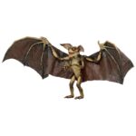 BAT GREMLIN DELUXE GREMLINS 2: THE NEW BATCH. Neca presenta de nuevo la figura deluxe del Bat Gremlin que aparece en la película "Gremlins 2: The New Batch" ("Gremlins 2: La nueva generación" en España). La criatura cuenta con una envergadura de casi 46 cm y mide aproximadamente 15 cm de alto. Tiene orejas, mandíbula y alas completamente articuladas para recrear diferentes poses. Incluye soporte de exhibición. Se presenta en una caja con ventana de lujo.