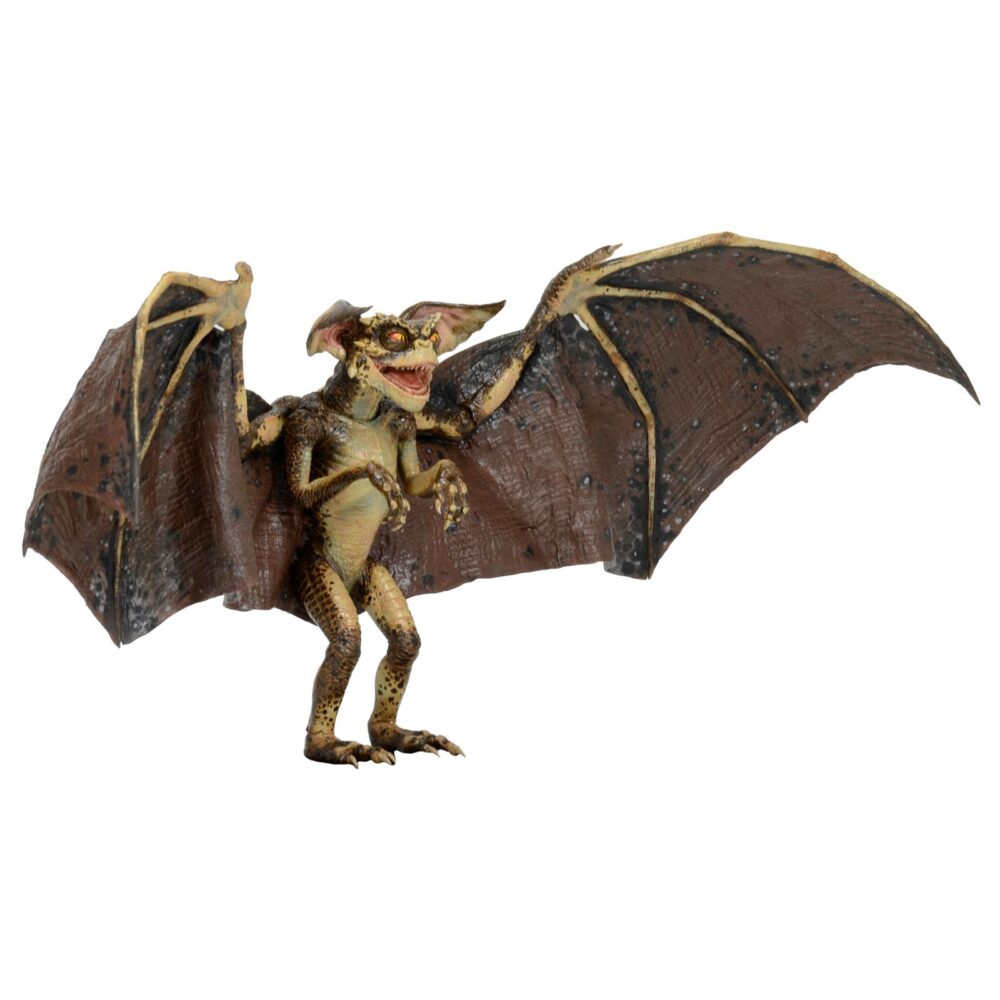 Bat gremlin deluxe gremlins 2: the new batch. Neca presenta de nuevo la figura deluxe del bat gremlin que aparece en la película "gremlins 2: the new batch" ("gremlins 2: la nueva generación" en españa). La criatura cuenta con una envergadura de casi 46 cm y mide aproximadamente 15 cm de alto. Tiene orejas, mandíbula y alas completamente articuladas para recrear diferentes poses. Incluye soporte de exhibición. Se presenta en una caja con ventana de lujo.