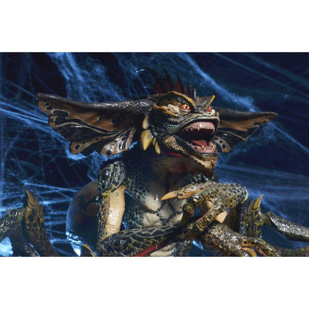 Spider gremlin deluxe gremlins 2: the new batch. Neca suma de nuevo a su colección la figura deluxe del spider gremlin que aparece en la película "gremlins 2: the new batch" ("gremlins 2: la nueva generación" en españa). Presenta más de 30 puntos de articulación, incluyendo las 8x patas de araña y la mandíbula. Totalmente ensamblada alcanza más de 25 cm de alto, casi 38 cm de ancho y más de 30 cm de profundidad. Incluye un soporte para exhibición. Se presenta en una caja de lujo con ventana.