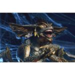 SPIDER GREMLIN DELUXE GREMLINS 2: THE NEW BATCH. Neca suma de nuevo a su colección la figura deluxe del Spider Gremlin que aparece en la película "Gremlins 2: The New Batch" ("Gremlins 2: La nueva generación" en España). Presenta más de 30 puntos de articulación, incluyendo las 8x patas de araña y la mandíbula. Totalmente ensamblada alcanza más de 25 cm de alto, casi 38 cm de ancho y más de 30 cm de profundidad. Incluye un soporte para exhibición. Se presenta en una caja de lujo con ventana.