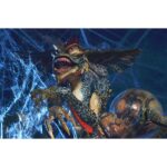 SPIDER GREMLIN DELUXE GREMLINS 2: THE NEW BATCH. Neca suma de nuevo a su colección la figura deluxe del Spider Gremlin que aparece en la película "Gremlins 2: The New Batch" ("Gremlins 2: La nueva generación" en España). Presenta más de 30 puntos de articulación, incluyendo las 8x patas de araña y la mandíbula. Totalmente ensamblada alcanza más de 25 cm de alto, casi 38 cm de ancho y más de 30 cm de profundidad. Incluye un soporte para exhibición. Se presenta en una caja de lujo con ventana.