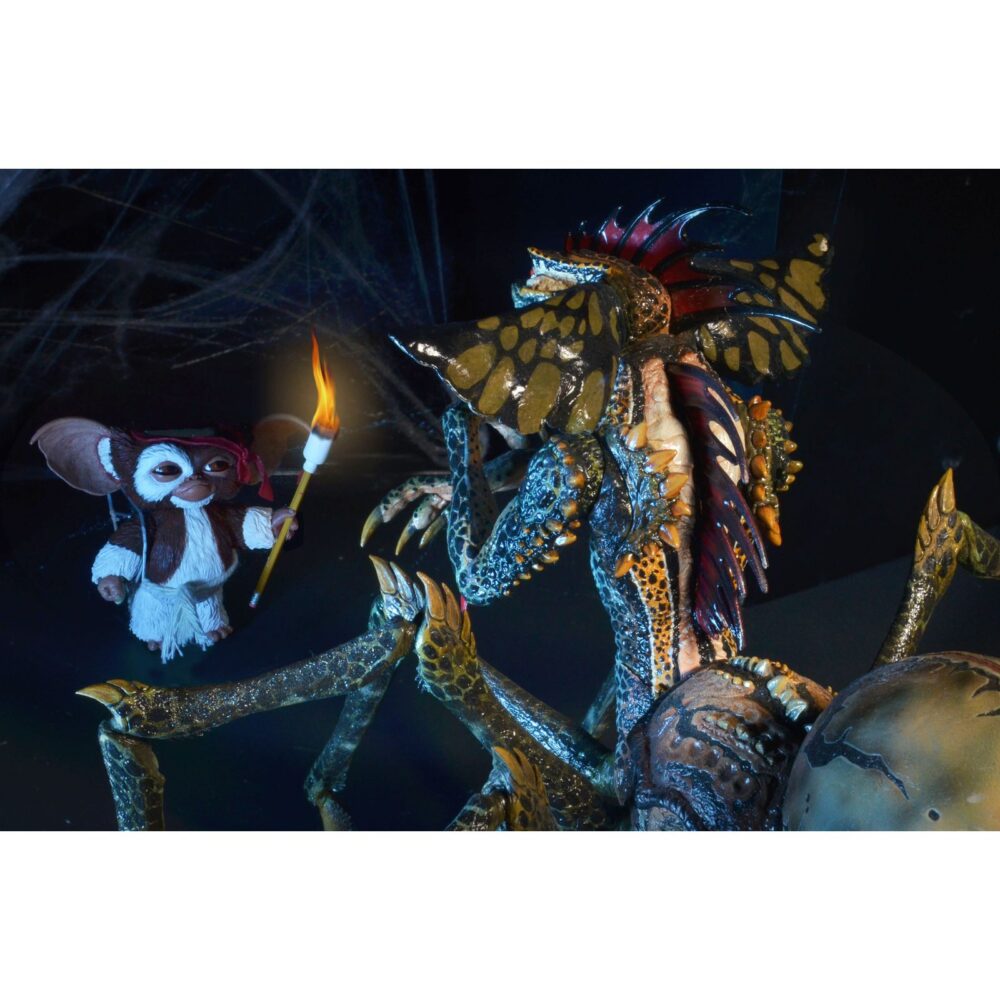 Spider gremlin deluxe gremlins 2: the new batch. Neca suma de nuevo a su colección la figura deluxe del spider gremlin que aparece en la película "gremlins 2: the new batch" ("gremlins 2: la nueva generación" en españa). Presenta más de 30 puntos de articulación, incluyendo las 8x patas de araña y la mandíbula. Totalmente ensamblada alcanza más de 25 cm de alto, casi 38 cm de ancho y más de 30 cm de profundidad. Incluye un soporte para exhibición. Se presenta en una caja de lujo con ventana.
