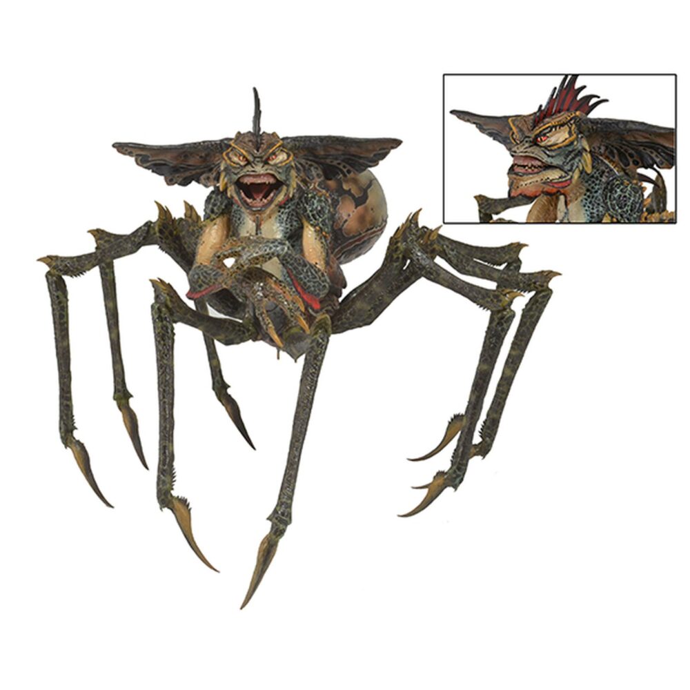 SPIDER GREMLIN DELUXE GREMLINS 2: THE NEW BATCH. Neca suma de nuevo a su colección la figura deluxe del Spider Gremlin que aparece en la película "Gremlins 2: The New Batch" ("Gremlins 2: La nueva generación" en España). Presenta más de 30 puntos de articulación, incluyendo las 8x patas de araña y la mandíbula. Totalmente ensamblada alcanza más de 25 cm de alto, casi 38 cm de ancho y más de 30 cm de profundidad. Incluye un soporte para exhibición. Se presenta en una caja de lujo con ventana.