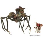 SPIDER GREMLIN DELUXE GREMLINS 2: THE NEW BATCH. Neca suma de nuevo a su colección la figura deluxe del Spider Gremlin que aparece en la película "Gremlins 2: The New Batch" ("Gremlins 2: La nueva generación" en España). Presenta más de 30 puntos de articulación, incluyendo las 8x patas de araña y la mandíbula. Totalmente ensamblada alcanza más de 25 cm de alto, casi 38 cm de ancho y más de 30 cm de profundidad. Incluye un soporte para exhibición. Se presenta en una caja de lujo con ventana.