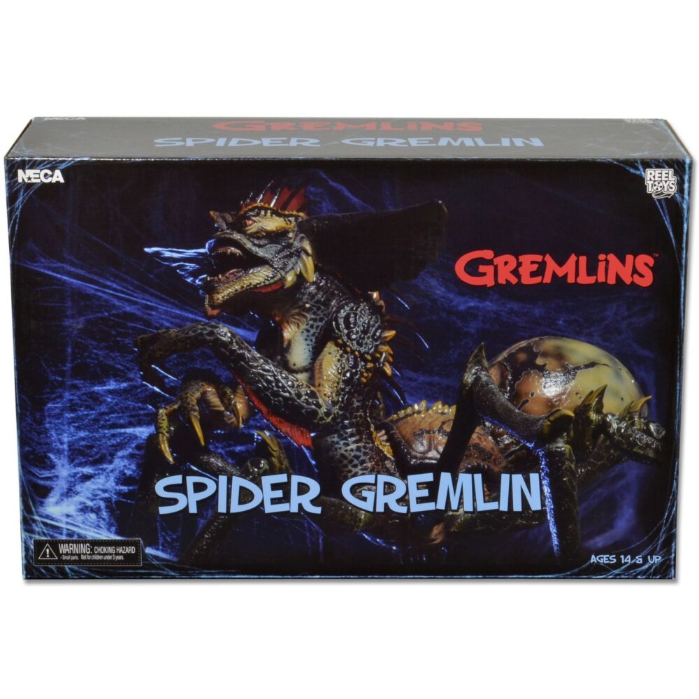 SPIDER GREMLIN DELUXE GREMLINS 2: THE NEW BATCH. Neca suma de nuevo a su colección la figura deluxe del Spider Gremlin que aparece en la película "Gremlins 2: The New Batch" ("Gremlins 2: La nueva generación" en España). Presenta más de 30 puntos de articulación, incluyendo las 8x patas de araña y la mandíbula. Totalmente ensamblada alcanza más de 25 cm de alto, casi 38 cm de ancho y más de 30 cm de profundidad. Incluye un soporte para exhibición. Se presenta en una caja de lujo con ventana.