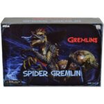 SPIDER GREMLIN DELUXE GREMLINS 2: THE NEW BATCH. Neca suma de nuevo a su colección la figura deluxe del Spider Gremlin que aparece en la película "Gremlins 2: The New Batch" ("Gremlins 2: La nueva generación" en España). Presenta más de 30 puntos de articulación, incluyendo las 8x patas de araña y la mandíbula. Totalmente ensamblada alcanza más de 25 cm de alto, casi 38 cm de ancho y más de 30 cm de profundidad. Incluye un soporte para exhibición. Se presenta en una caja de lujo con ventana.