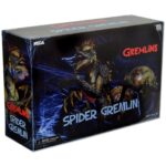 SPIDER GREMLIN DELUXE GREMLINS 2: THE NEW BATCH. Neca suma de nuevo a su colección la figura deluxe del Spider Gremlin que aparece en la película "Gremlins 2: The New Batch" ("Gremlins 2: La nueva generación" en España). Presenta más de 30 puntos de articulación, incluyendo las 8x patas de araña y la mandíbula. Totalmente ensamblada alcanza más de 25 cm de alto, casi 38 cm de ancho y más de 30 cm de profundidad. Incluye un soporte para exhibición. Se presenta en una caja de lujo con ventana.