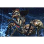 SPIDER GREMLIN DELUXE GREMLINS 2: THE NEW BATCH. Neca suma de nuevo a su colección la figura deluxe del Spider Gremlin que aparece en la película "Gremlins 2: The New Batch" ("Gremlins 2: La nueva generación" en España). Presenta más de 30 puntos de articulación, incluyendo las 8x patas de araña y la mandíbula. Totalmente ensamblada alcanza más de 25 cm de alto, casi 38 cm de ancho y más de 30 cm de profundidad. Incluye un soporte para exhibición. Se presenta en una caja de lujo con ventana.