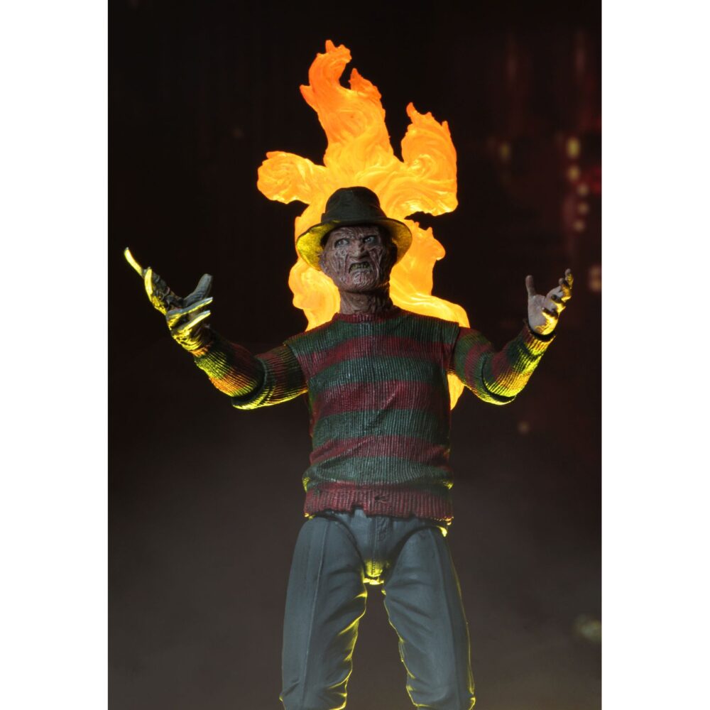 Ultimate freddy krueger a nightmore on elm street part 2. Neca vuelve a añadir a su línea ultimate la figura de freddy krueger basada en la película "a nightmare on elm street part 2: freddy's revenge" ("pesadilla en elm street 2: la venganza de freddy" en españa). Mide 18 cm e incluye 3x cabezas intercambiables, 2x perros demoníacos, 1x mano enguantada, 1x mano afilada, 1x sombrero extraíble y 1x efecto de fuego magnético. Se presenta en una caja con ventana y solapa frontal.