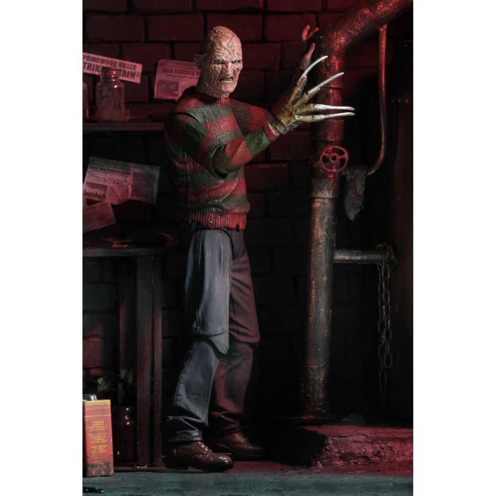 Ultimate freddy krueger a nightmore on elm street part 2. Neca vuelve a añadir a su línea ultimate la figura de freddy krueger basada en la película "a nightmare on elm street part 2: freddy's revenge" ("pesadilla en elm street 2: la venganza de freddy" en españa). Mide 18 cm e incluye 3x cabezas intercambiables, 2x perros demoníacos, 1x mano enguantada, 1x mano afilada, 1x sombrero extraíble y 1x efecto de fuego magnético. Se presenta en una caja con ventana y solapa frontal.