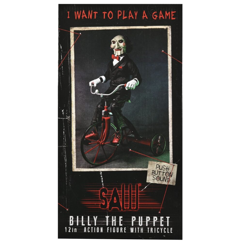 Billy the puppet on tricycle saw 12″. Neca reincorpora en su catálogo esta figura de 30 cm de billy the puppet, el siniestro muñeco de la saga "saw". Se muestra montado en su icónico triciclo rojo con zapatos de purpurina e incluye función de sonido con frases de la película. Emplea 3 baterías de 1. 5v lr44 (incluidas). Se presenta en una caja con ventana.