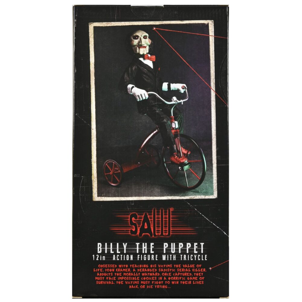 Billy the puppet on tricycle saw 12″. Neca reincorpora en su catálogo esta figura de 30 cm de billy the puppet, el siniestro muñeco de la saga "saw". Se muestra montado en su icónico triciclo rojo con zapatos de purpurina e incluye función de sonido con frases de la película. Emplea 3 baterías de 1. 5v lr44 (incluidas). Se presenta en una caja con ventana.