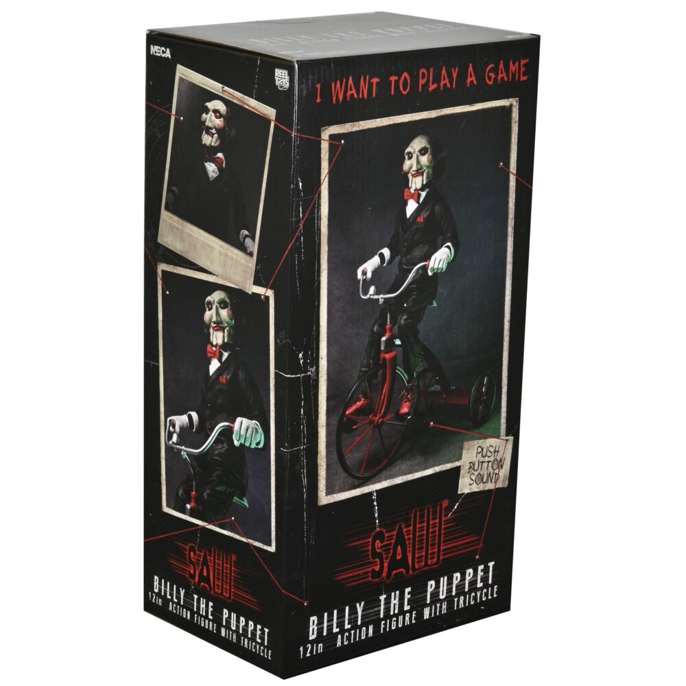 Billy the puppet on tricycle saw 12″. Neca reincorpora en su catálogo esta figura de 30 cm de billy the puppet, el siniestro muñeco de la saga "saw". Se muestra montado en su icónico triciclo rojo con zapatos de purpurina e incluye función de sonido con frases de la película. Emplea 3 baterías de 1. 5v lr44 (incluidas). Se presenta en una caja con ventana.