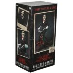BILLY THE PUPPET ON TRICYCLE SAW 12″. Neca reincorpora en su catálogo esta figura de 30 cm de Billy the Puppet, el siniestro muñeco de la saga "Saw". Se muestra montado en su icónico triciclo rojo con zapatos de purpurina e incluye función de sonido con frases de la película. Emplea 3 baterías de 1.5V LR44 (incluidas). Se presenta en una caja con ventana.