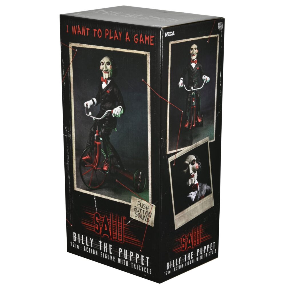 Billy the puppet on tricycle saw 12″. Neca reincorpora en su catálogo esta figura de 30 cm de billy the puppet, el siniestro muñeco de la saga "saw". Se muestra montado en su icónico triciclo rojo con zapatos de purpurina e incluye función de sonido con frases de la película. Emplea 3 baterías de 1. 5v lr44 (incluidas). Se presenta en una caja con ventana.