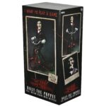 BILLY THE PUPPET ON TRICYCLE SAW 12″. Neca reincorpora en su catálogo esta figura de 30 cm de Billy the Puppet, el siniestro muñeco de la saga "Saw". Se muestra montado en su icónico triciclo rojo con zapatos de purpurina e incluye función de sonido con frases de la película. Emplea 3 baterías de 1.5V LR44 (incluidas). Se presenta en una caja con ventana.