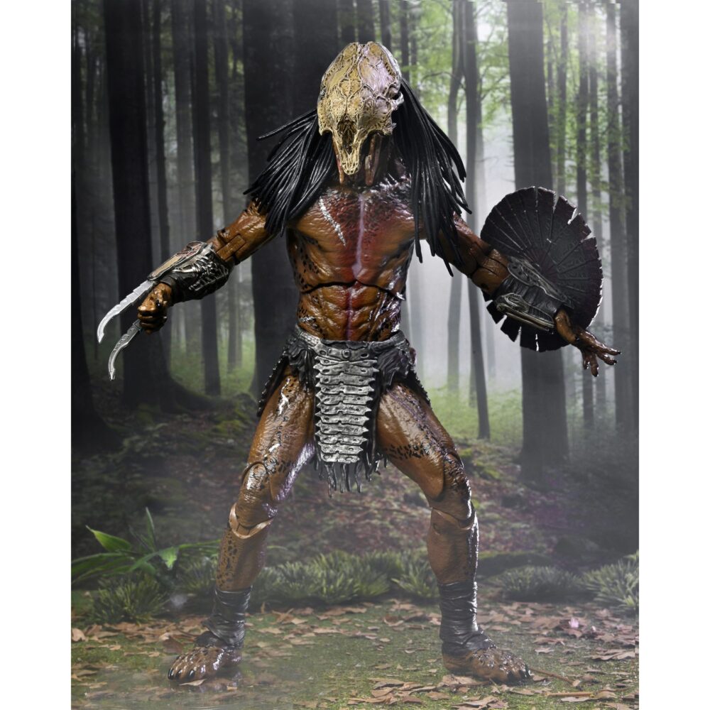 Ultimate feral predator prey. Neca vuelve a presentar la figura ultimate del predator que aparece en la película "prey", ambientada hace 300 años. Este depredador alienígena altamente evolucionado mide más de 20 cm de alto y reproduce con precisión su aspecto en la película. Incluye 1x máscara, 1x arpón, 2x lanzas (cerrada y desplegada), 2x escudos (abierto y plegado), 2x mandíbulas, armas adicionales y 7x manos intercambiables. Se entrega en una caja con solapa frontal apta para exhibición.