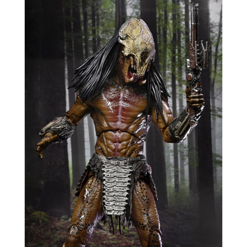 Ultimate feral predator prey. Neca vuelve a presentar la figura ultimate del predator que aparece en la película "prey", ambientada hace 300 años. Este depredador alienígena altamente evolucionado mide más de 20 cm de alto y reproduce con precisión su aspecto en la película. Incluye 1x máscara, 1x arpón, 2x lanzas (cerrada y desplegada), 2x escudos (abierto y plegado), 2x mandíbulas, armas adicionales y 7x manos intercambiables. Se entrega en una caja con solapa frontal apta para exhibición.