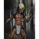 ULTIMATE FERAL PREDATOR PREY. Neca vuelve a presentar la figura Ultimate del Predator que aparece en la película "Prey", ambientada hace 300 años. Este depredador alienígena altamente evolucionado mide más de 20 cm de alto y reproduce con precisión su aspecto en la película. Incluye 1x máscara, 1x arpón, 2x lanzas (cerrada y desplegada), 2x escudos (abierto y plegado), 2x mandíbulas, armas adicionales y 7x manos intercambiables. Se entrega en una caja con solapa frontal apta para exhibición.