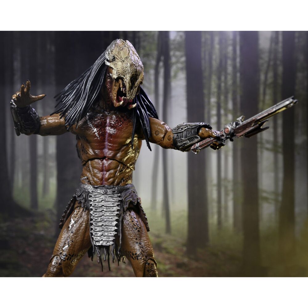 Ultimate feral predator prey. Neca vuelve a presentar la figura ultimate del predator que aparece en la película "prey", ambientada hace 300 años. Este depredador alienígena altamente evolucionado mide más de 20 cm de alto y reproduce con precisión su aspecto en la película. Incluye 1x máscara, 1x arpón, 2x lanzas (cerrada y desplegada), 2x escudos (abierto y plegado), 2x mandíbulas, armas adicionales y 7x manos intercambiables. Se entrega en una caja con solapa frontal apta para exhibición.