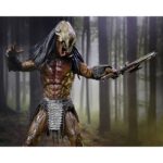 ULTIMATE FERAL PREDATOR PREY. Neca vuelve a presentar la figura Ultimate del Predator que aparece en la película "Prey", ambientada hace 300 años. Este depredador alienígena altamente evolucionado mide más de 20 cm de alto y reproduce con precisión su aspecto en la película. Incluye 1x máscara, 1x arpón, 2x lanzas (cerrada y desplegada), 2x escudos (abierto y plegado), 2x mandíbulas, armas adicionales y 7x manos intercambiables. Se entrega en una caja con solapa frontal apta para exhibición.