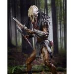 ULTIMATE FERAL PREDATOR PREY. Neca vuelve a presentar la figura Ultimate del Predator que aparece en la película "Prey", ambientada hace 300 años. Este depredador alienígena altamente evolucionado mide más de 20 cm de alto y reproduce con precisión su aspecto en la película. Incluye 1x máscara, 1x arpón, 2x lanzas (cerrada y desplegada), 2x escudos (abierto y plegado), 2x mandíbulas, armas adicionales y 7x manos intercambiables. Se entrega en una caja con solapa frontal apta para exhibición.