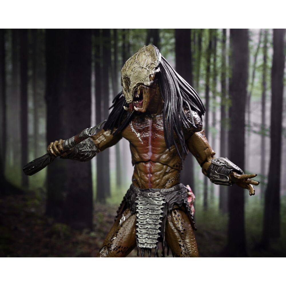 Ultimate feral predator prey. Neca vuelve a presentar la figura ultimate del predator que aparece en la película "prey", ambientada hace 300 años. Este depredador alienígena altamente evolucionado mide más de 20 cm de alto y reproduce con precisión su aspecto en la película. Incluye 1x máscara, 1x arpón, 2x lanzas (cerrada y desplegada), 2x escudos (abierto y plegado), 2x mandíbulas, armas adicionales y 7x manos intercambiables. Se entrega en una caja con solapa frontal apta para exhibición.