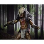 ULTIMATE FERAL PREDATOR PREY. Neca vuelve a presentar la figura Ultimate del Predator que aparece en la película "Prey", ambientada hace 300 años. Este depredador alienígena altamente evolucionado mide más de 20 cm de alto y reproduce con precisión su aspecto en la película. Incluye 1x máscara, 1x arpón, 2x lanzas (cerrada y desplegada), 2x escudos (abierto y plegado), 2x mandíbulas, armas adicionales y 7x manos intercambiables. Se entrega en una caja con solapa frontal apta para exhibición.