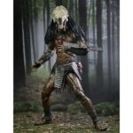 ULTIMATE FERAL PREDATOR PREY. Neca vuelve a presentar la figura Ultimate del Predator que aparece en la película "Prey", ambientada hace 300 años. Este depredador alienígena altamente evolucionado mide más de 20 cm de alto y reproduce con precisión su aspecto en la película. Incluye 1x máscara, 1x arpón, 2x lanzas (cerrada y desplegada), 2x escudos (abierto y plegado), 2x mandíbulas, armas adicionales y 7x manos intercambiables. Se entrega en una caja con solapa frontal apta para exhibición.