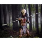 ULTIMATE FERAL PREDATOR PREY. Neca vuelve a presentar la figura Ultimate del Predator que aparece en la película "Prey", ambientada hace 300 años. Este depredador alienígena altamente evolucionado mide más de 20 cm de alto y reproduce con precisión su aspecto en la película. Incluye 1x máscara, 1x arpón, 2x lanzas (cerrada y desplegada), 2x escudos (abierto y plegado), 2x mandíbulas, armas adicionales y 7x manos intercambiables. Se entrega en una caja con solapa frontal apta para exhibición.