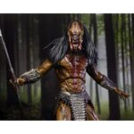 ULTIMATE FERAL PREDATOR PREY. Neca vuelve a presentar la figura Ultimate del Predator que aparece en la película "Prey", ambientada hace 300 años. Este depredador alienígena altamente evolucionado mide más de 20 cm de alto y reproduce con precisión su aspecto en la película. Incluye 1x máscara, 1x arpón, 2x lanzas (cerrada y desplegada), 2x escudos (abierto y plegado), 2x mandíbulas, armas adicionales y 7x manos intercambiables. Se entrega en una caja con solapa frontal apta para exhibición.
