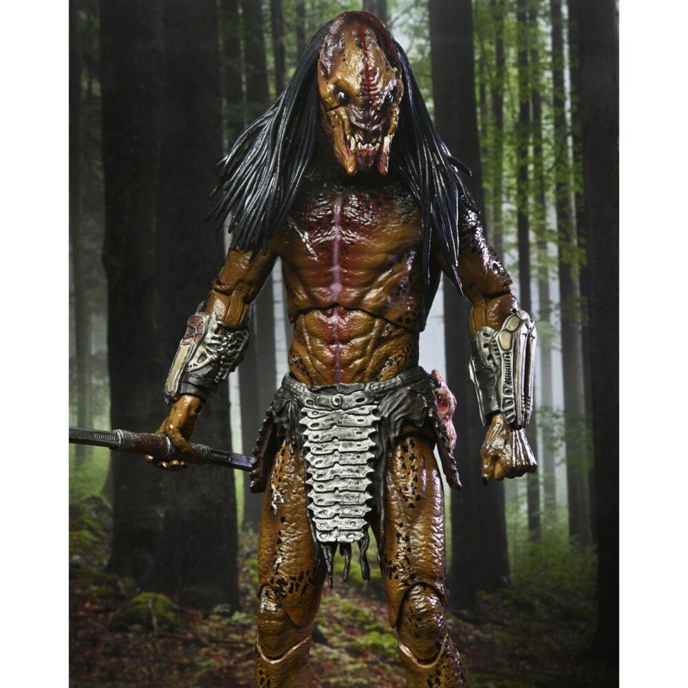 Ultimate feral predator prey. Neca vuelve a presentar la figura ultimate del predator que aparece en la película "prey", ambientada hace 300 años. Este depredador alienígena altamente evolucionado mide más de 20 cm de alto y reproduce con precisión su aspecto en la película. Incluye 1x máscara, 1x arpón, 2x lanzas (cerrada y desplegada), 2x escudos (abierto y plegado), 2x mandíbulas, armas adicionales y 7x manos intercambiables. Se entrega en una caja con solapa frontal apta para exhibición.