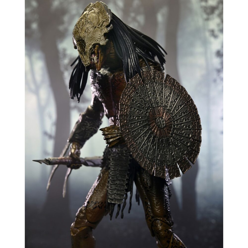 Ultimate feral predator prey. Neca vuelve a presentar la figura ultimate del predator que aparece en la película "prey", ambientada hace 300 años. Este depredador alienígena altamente evolucionado mide más de 20 cm de alto y reproduce con precisión su aspecto en la película. Incluye 1x máscara, 1x arpón, 2x lanzas (cerrada y desplegada), 2x escudos (abierto y plegado), 2x mandíbulas, armas adicionales y 7x manos intercambiables. Se entrega en una caja con solapa frontal apta para exhibición.