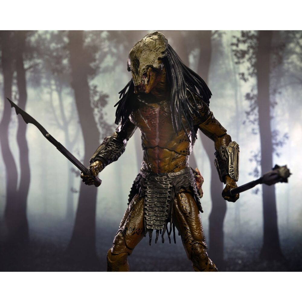 Ultimate feral predator prey. Neca vuelve a presentar la figura ultimate del predator que aparece en la película "prey", ambientada hace 300 años. Este depredador alienígena altamente evolucionado mide más de 20 cm de alto y reproduce con precisión su aspecto en la película. Incluye 1x máscara, 1x arpón, 2x lanzas (cerrada y desplegada), 2x escudos (abierto y plegado), 2x mandíbulas, armas adicionales y 7x manos intercambiables. Se entrega en una caja con solapa frontal apta para exhibición.