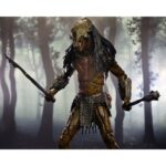 ULTIMATE FERAL PREDATOR PREY. Neca vuelve a presentar la figura Ultimate del Predator que aparece en la película "Prey", ambientada hace 300 años. Este depredador alienígena altamente evolucionado mide más de 20 cm de alto y reproduce con precisión su aspecto en la película. Incluye 1x máscara, 1x arpón, 2x lanzas (cerrada y desplegada), 2x escudos (abierto y plegado), 2x mandíbulas, armas adicionales y 7x manos intercambiables. Se entrega en una caja con solapa frontal apta para exhibición.