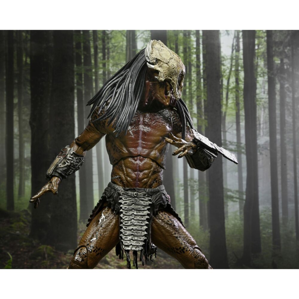 Ultimate feral predator prey. Neca vuelve a presentar la figura ultimate del predator que aparece en la película "prey", ambientada hace 300 años. Este depredador alienígena altamente evolucionado mide más de 20 cm de alto y reproduce con precisión su aspecto en la película. Incluye 1x máscara, 1x arpón, 2x lanzas (cerrada y desplegada), 2x escudos (abierto y plegado), 2x mandíbulas, armas adicionales y 7x manos intercambiables. Se entrega en una caja con solapa frontal apta para exhibición.
