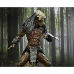 ULTIMATE FERAL PREDATOR PREY. Neca vuelve a presentar la figura Ultimate del Predator que aparece en la película "Prey", ambientada hace 300 años. Este depredador alienígena altamente evolucionado mide más de 20 cm de alto y reproduce con precisión su aspecto en la película. Incluye 1x máscara, 1x arpón, 2x lanzas (cerrada y desplegada), 2x escudos (abierto y plegado), 2x mandíbulas, armas adicionales y 7x manos intercambiables. Se entrega en una caja con solapa frontal apta para exhibición.
