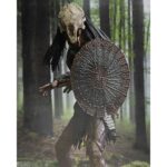 ULTIMATE FERAL PREDATOR PREY. Neca vuelve a presentar la figura Ultimate del Predator que aparece en la película "Prey", ambientada hace 300 años. Este depredador alienígena altamente evolucionado mide más de 20 cm de alto y reproduce con precisión su aspecto en la película. Incluye 1x máscara, 1x arpón, 2x lanzas (cerrada y desplegada), 2x escudos (abierto y plegado), 2x mandíbulas, armas adicionales y 7x manos intercambiables. Se entrega en una caja con solapa frontal apta para exhibición.