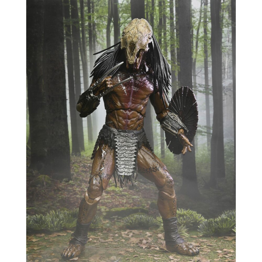 Ultimate feral predator prey. Neca vuelve a presentar la figura ultimate del predator que aparece en la película "prey", ambientada hace 300 años. Este depredador alienígena altamente evolucionado mide más de 20 cm de alto y reproduce con precisión su aspecto en la película. Incluye 1x máscara, 1x arpón, 2x lanzas (cerrada y desplegada), 2x escudos (abierto y plegado), 2x mandíbulas, armas adicionales y 7x manos intercambiables. Se entrega en una caja con solapa frontal apta para exhibición.