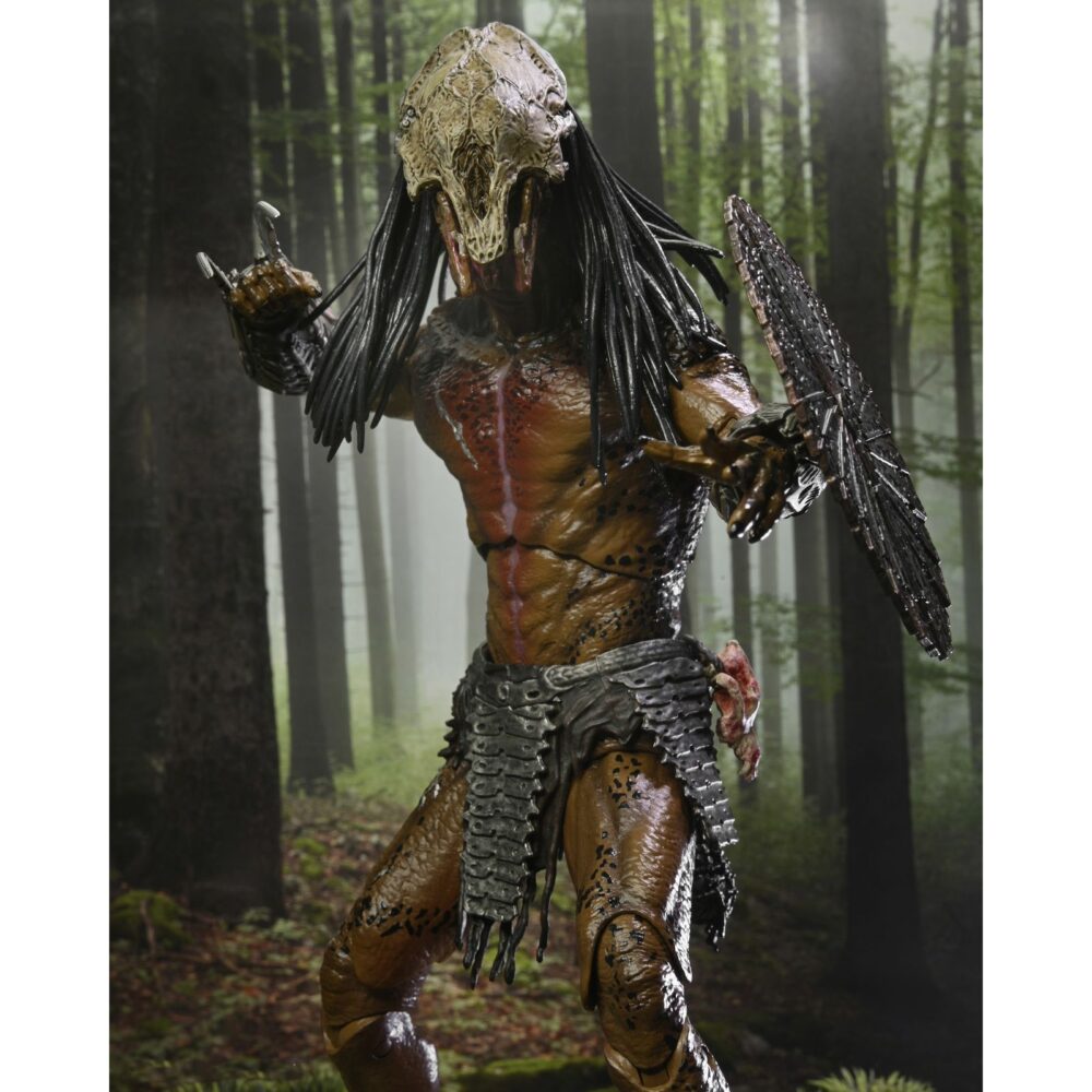 Ultimate feral predator prey. Neca vuelve a presentar la figura ultimate del predator que aparece en la película "prey", ambientada hace 300 años. Este depredador alienígena altamente evolucionado mide más de 20 cm de alto y reproduce con precisión su aspecto en la película. Incluye 1x máscara, 1x arpón, 2x lanzas (cerrada y desplegada), 2x escudos (abierto y plegado), 2x mandíbulas, armas adicionales y 7x manos intercambiables. Se entrega en una caja con solapa frontal apta para exhibición.