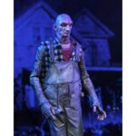 TINY (OVERALLS) THE DEVIL’S REJECTS. Neca lanza la figura articulada de Tiny usando su mono de trabajo con motivo del 20º aniversario de la película de culto de Rob Zombie "The Devil's Rejects" (“Los renegados del diablo” en España) que forma parta de la trilogía protagonizada por la familia Firefly. Esta figura de 18 cm de altura incluye 1x capucha que puede colocarse sobre su cabeza. Se presenta en una caja con ventana apta para exhibición. Ideal para exponer con BABY FIREFLY (BROWN DRESS) THE DEVIL’S REJECTS (se venden por separado).