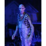 TINY (OVERALLS) THE DEVIL’S REJECTS. Neca lanza la figura articulada de Tiny usando su mono de trabajo con motivo del 20º aniversario de la película de culto de Rob Zombie "The Devil's Rejects" (“Los renegados del diablo” en España) que forma parta de la trilogía protagonizada por la familia Firefly. Esta figura de 18 cm de altura incluye 1x capucha que puede colocarse sobre su cabeza. Se presenta en una caja con ventana apta para exhibición. Ideal para exponer con BABY FIREFLY (BROWN DRESS) THE DEVIL’S REJECTS (se venden por separado).