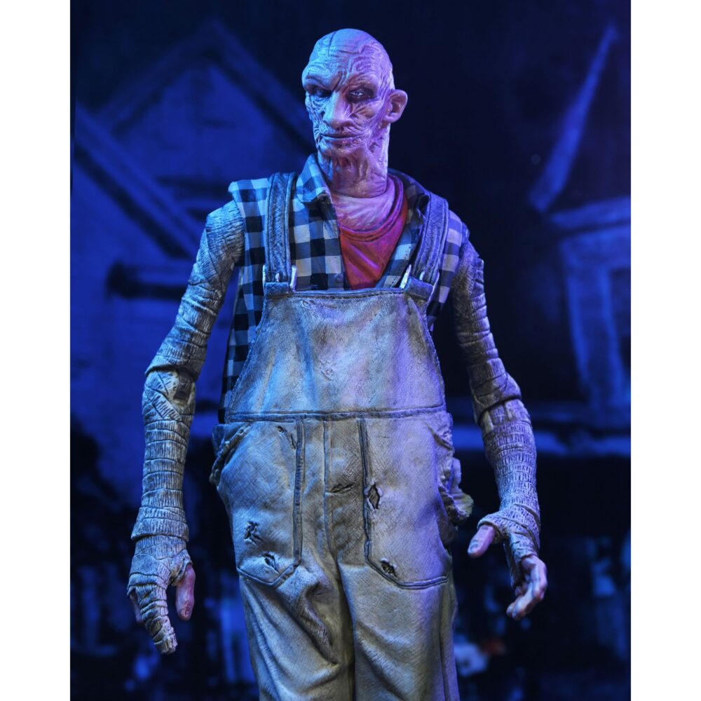 Tiny (overalls) the devil’s rejects. Neca lanza la figura articulada de tiny usando su mono de trabajo con motivo del 20º aniversario de la película de culto de rob zombie "the devil's rejects" (“los renegados del diablo” en españa) que forma parta de la trilogía protagonizada por la familia firefly. Esta figura de 18 cm de altura incluye 1x capucha que puede colocarse sobre su cabeza. Se presenta en una caja con ventana apta para exhibición. Ideal para exponer con baby firefly (brown dress) the devil’s rejects (se venden por separado).