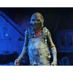 TINY (OVERALLS) THE DEVIL’S REJECTS. Neca lanza la figura articulada de Tiny usando su mono de trabajo con motivo del 20º aniversario de la película de culto de Rob Zombie "The Devil's Rejects" (“Los renegados del diablo” en España) que forma parta de la trilogía protagonizada por la familia Firefly. Esta figura de 18 cm de altura incluye 1x capucha que puede colocarse sobre su cabeza. Se presenta en una caja con ventana apta para exhibición. Ideal para exponer con BABY FIREFLY (BROWN DRESS) THE DEVIL’S REJECTS (se venden por separado).
