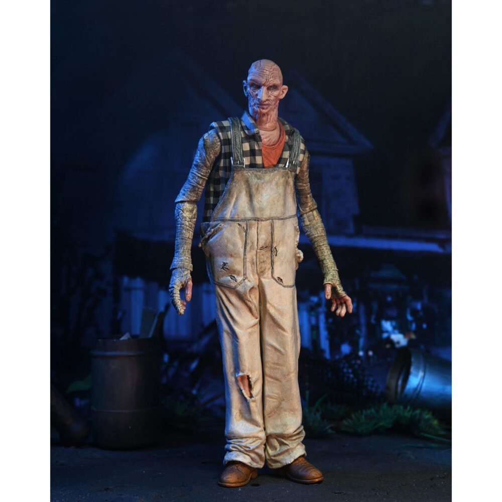 TINY (OVERALLS) THE DEVIL’S REJECTS. Neca lanza la figura articulada de Tiny usando su mono de trabajo con motivo del 20º aniversario de la película de culto de Rob Zombie "The Devil's Rejects" (“Los renegados del diablo” en España) que forma parta de la trilogía protagonizada por la familia Firefly. Esta figura de 18 cm de altura incluye 1x capucha que puede colocarse sobre su cabeza. Se presenta en una caja con ventana apta para exhibición. Ideal para exponer con BABY FIREFLY (BROWN DRESS) THE DEVIL’S REJECTS (se venden por separado).
