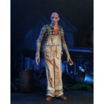 TINY (OVERALLS) THE DEVIL’S REJECTS. Neca lanza la figura articulada de Tiny usando su mono de trabajo con motivo del 20º aniversario de la película de culto de Rob Zombie "The Devil's Rejects" (“Los renegados del diablo” en España) que forma parta de la trilogía protagonizada por la familia Firefly. Esta figura de 18 cm de altura incluye 1x capucha que puede colocarse sobre su cabeza. Se presenta en una caja con ventana apta para exhibición. Ideal para exponer con BABY FIREFLY (BROWN DRESS) THE DEVIL’S REJECTS (se venden por separado).