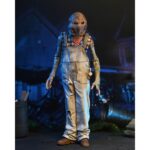 TINY (OVERALLS) THE DEVIL’S REJECTS. Neca lanza la figura articulada de Tiny usando su mono de trabajo con motivo del 20º aniversario de la película de culto de Rob Zombie "The Devil's Rejects" (“Los renegados del diablo” en España) que forma parta de la trilogía protagonizada por la familia Firefly. Esta figura de 18 cm de altura incluye 1x capucha que puede colocarse sobre su cabeza. Se presenta en una caja con ventana apta para exhibición. Ideal para exponer con BABY FIREFLY (BROWN DRESS) THE DEVIL’S REJECTS (se venden por separado).