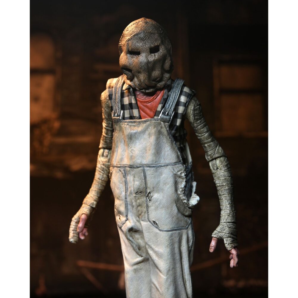 Tiny (overalls) the devil’s rejects. Neca lanza la figura articulada de tiny usando su mono de trabajo con motivo del 20º aniversario de la película de culto de rob zombie "the devil's rejects" (“los renegados del diablo” en españa) que forma parta de la trilogía protagonizada por la familia firefly. Esta figura de 18 cm de altura incluye 1x capucha que puede colocarse sobre su cabeza. Se presenta en una caja con ventana apta para exhibición. Ideal para exponer con baby firefly (brown dress) the devil’s rejects (se venden por separado).